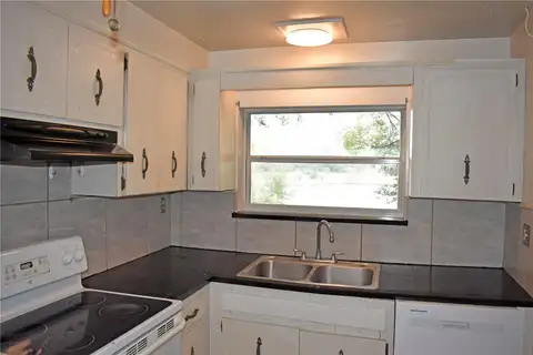 330 SW JASMINE AVE — home for sale
